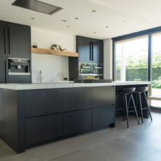 Zwart eiken keuken met Dekton blad