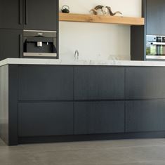 Zwart eiken keuken met Dekton blad