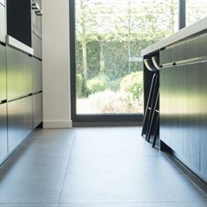 Zwart eiken keuken met Dekton blad