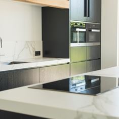 Zwart eiken keuken met Dekton blad